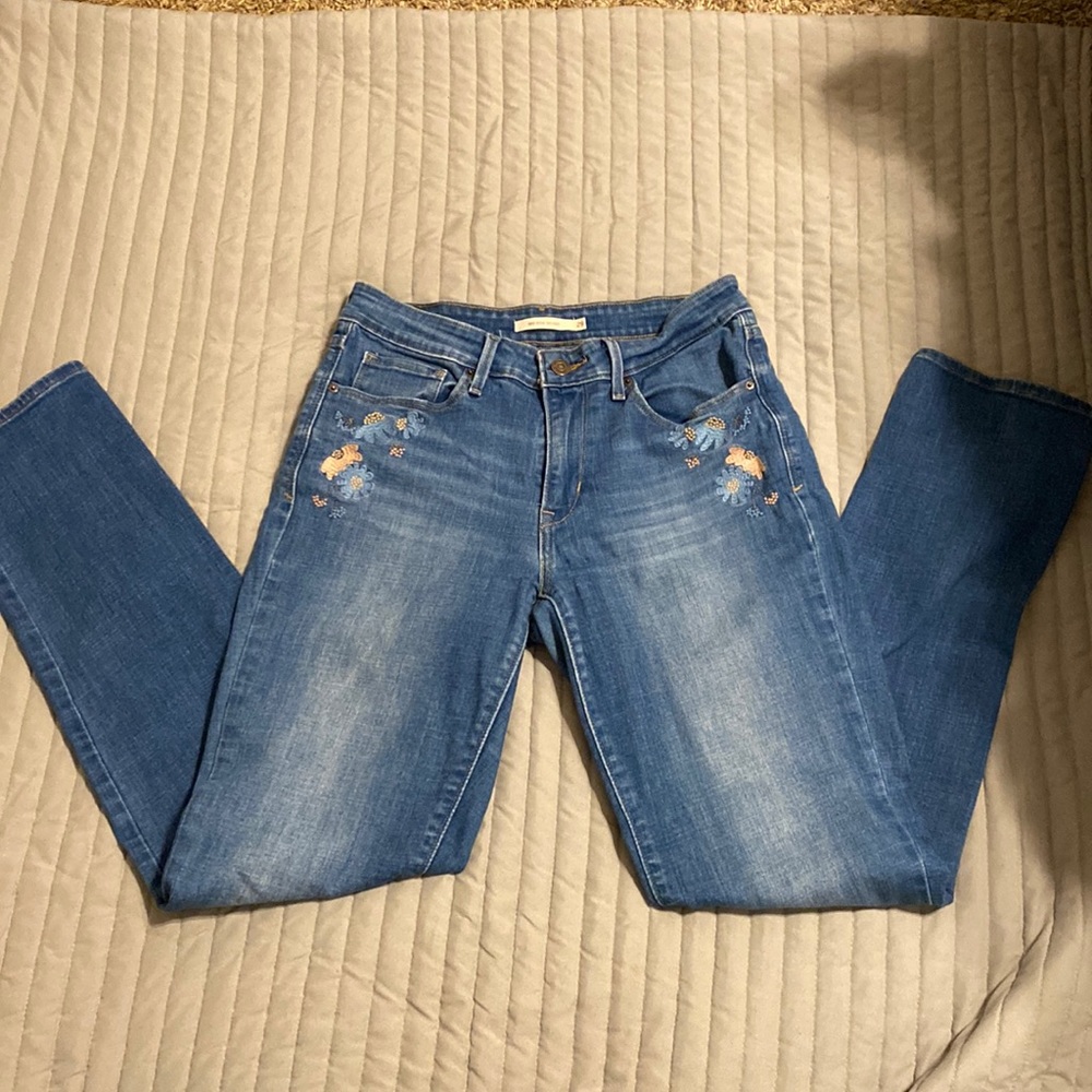 Skinny jeans. Minimum colored flowers on the hip. Mint condition.